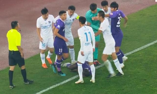 YY易游体育官网- 法甲赛场爆发大规模球迷冲突  